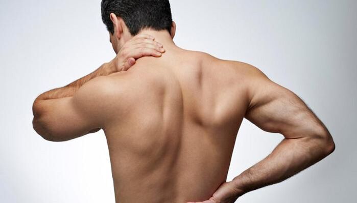 इंटरवर्टेब्रल हर्निया पीठ दर्द के रूप में प्रकट होता है और शक्ति में गिरावट में योगदान देता है